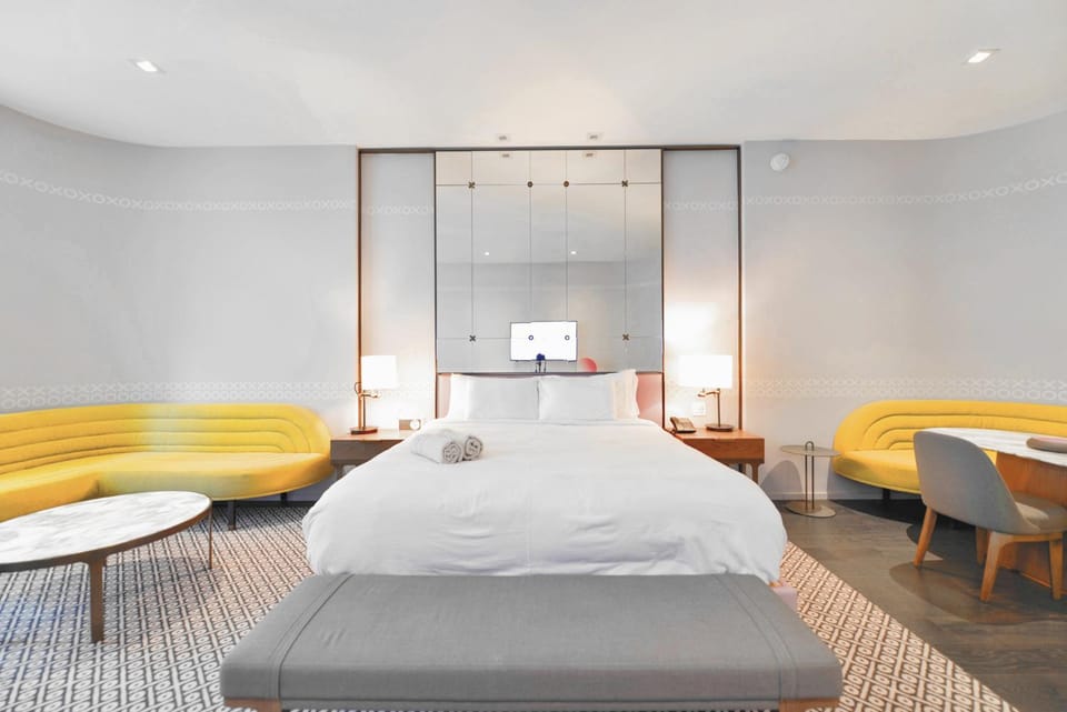 Bed, Seating area