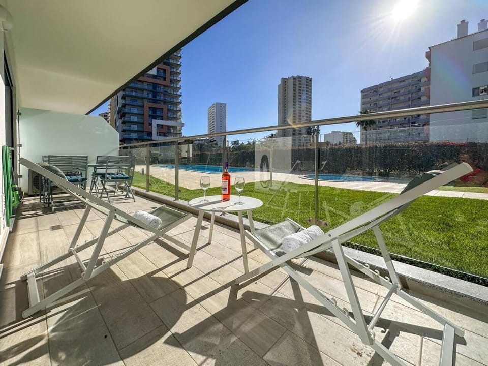 View (from property/room), Balcony/Terrace, Swimming pool, sunbed