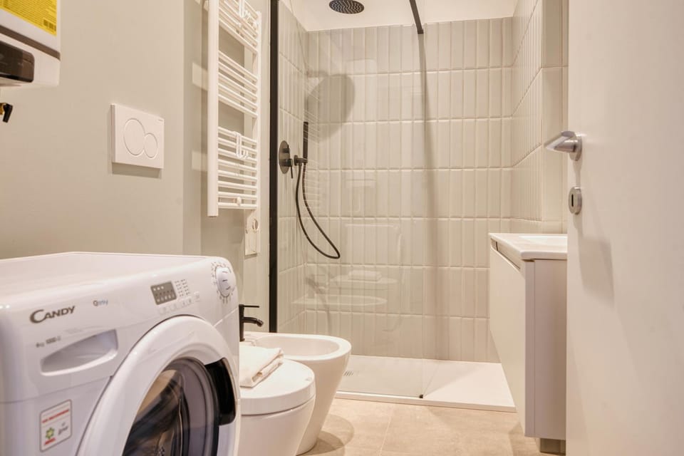 Shower, Toilet, Bathroom, towels, washing machine