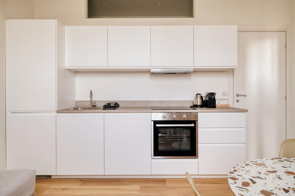 Coffee/tea facilities, Kitchen or kitchenette, oven, stove