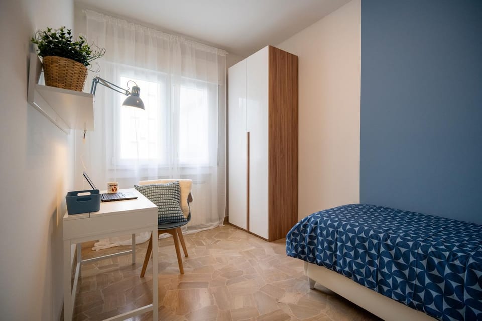 Bed, Photo of the whole room, Seating area, Bedroom
