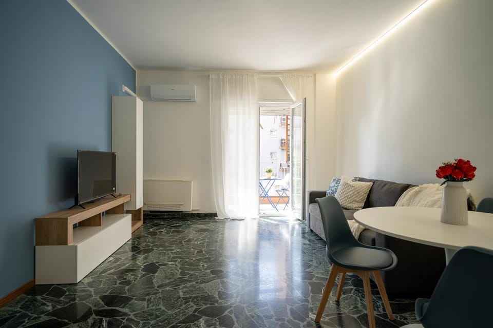 TV and multimedia, Living room, Seating area, Dining area, Evening entertainment, air conditioner