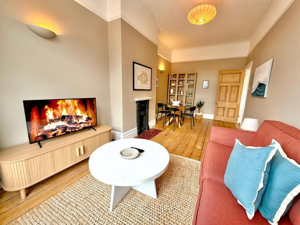 Bournemouth Beach Break - Stylish Two Bedroom - Walk to Town and Beaches - Sleeps 4 Apartment in Poole