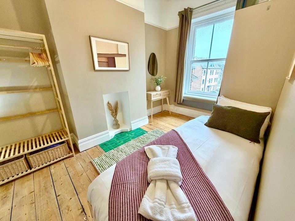 Bournemouth Beach Break - Stylish Two Bedroom - Walk to Town and Beaches - Sleeps 4 Apartment in Poole
