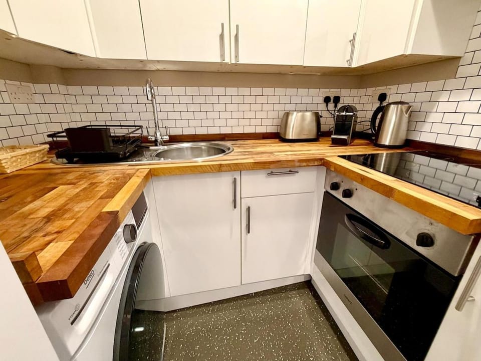 Bournemouth Beach Break - Stylish Two Bedroom - Walk to Town and Beaches - Sleeps 4 Apartment in Poole