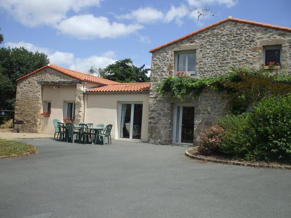 Gîte PMR 8 personnes, piscine, 15 min Puy duFou House in Pays de la Loire