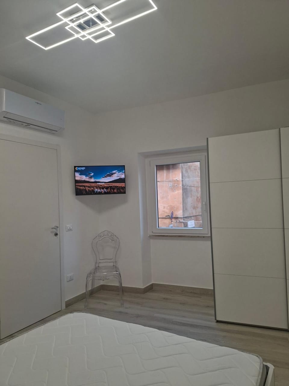 Bed, TV and multimedia, Photo of the whole room, Bedroom, air conditioner