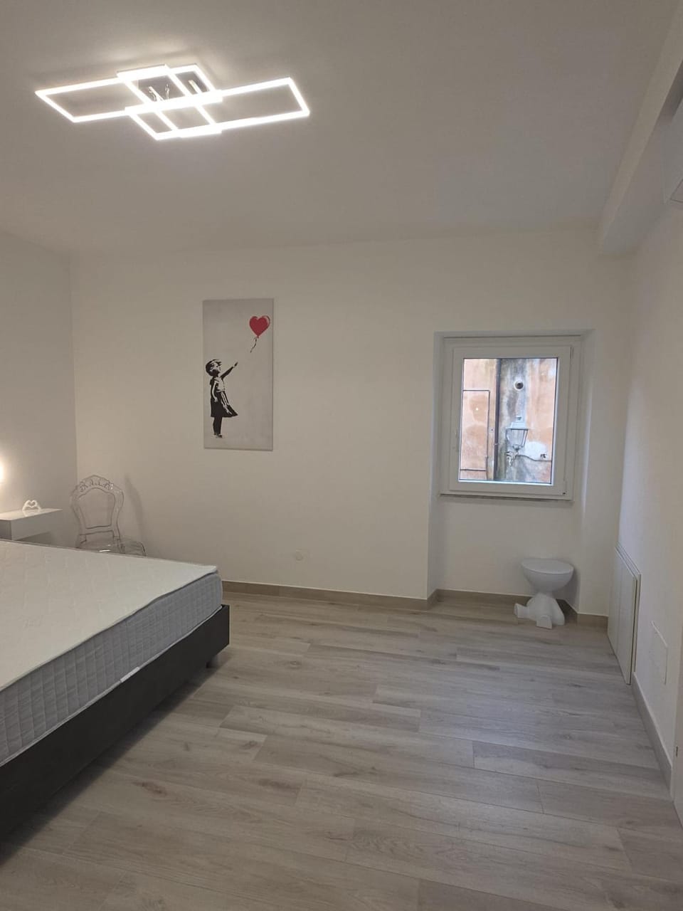 Photo of the whole room, Bedroom