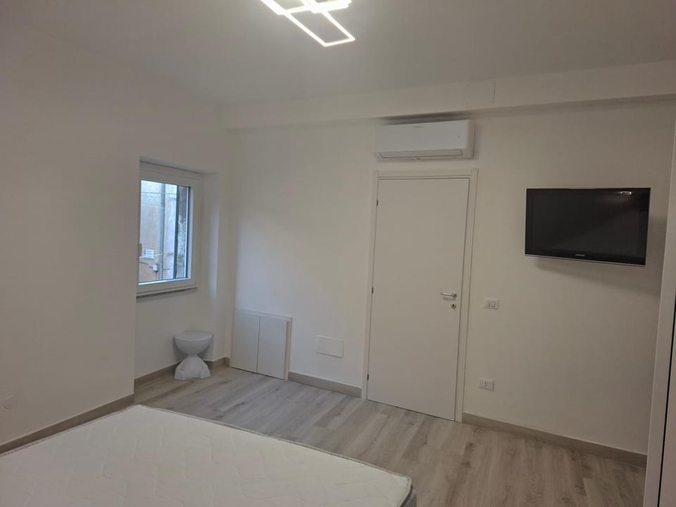 Bed, TV and multimedia, Photo of the whole room, Bedroom, air conditioner