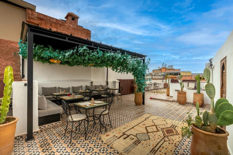 Property building, Restaurant/places to eat, Day, Balcony/Terrace, Dining area, Breakfast