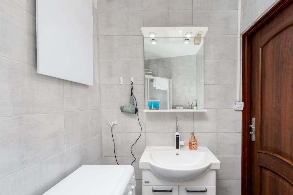 Bathroom, towels