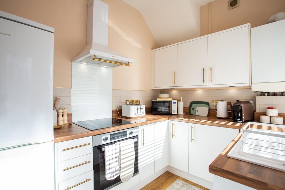 Vacant Nests Stylish 2BR Coastal Flat Parking Apartment in Whitley Bay