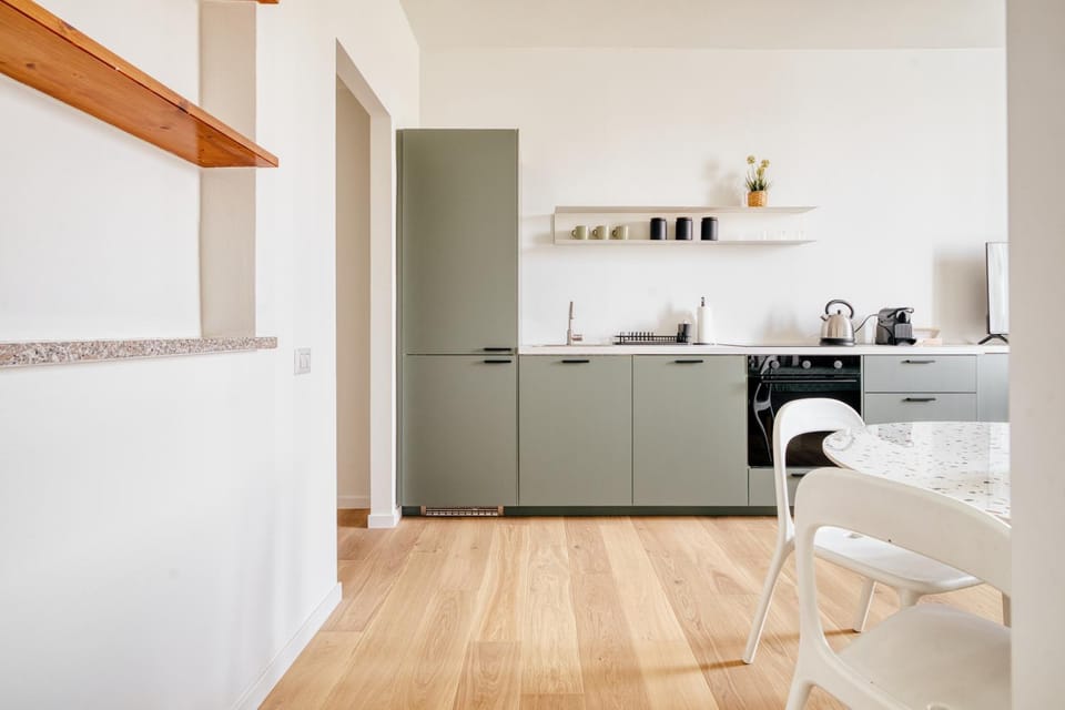 Coffee/tea facilities, Kitchen or kitchenette, Dining area, oven, stove