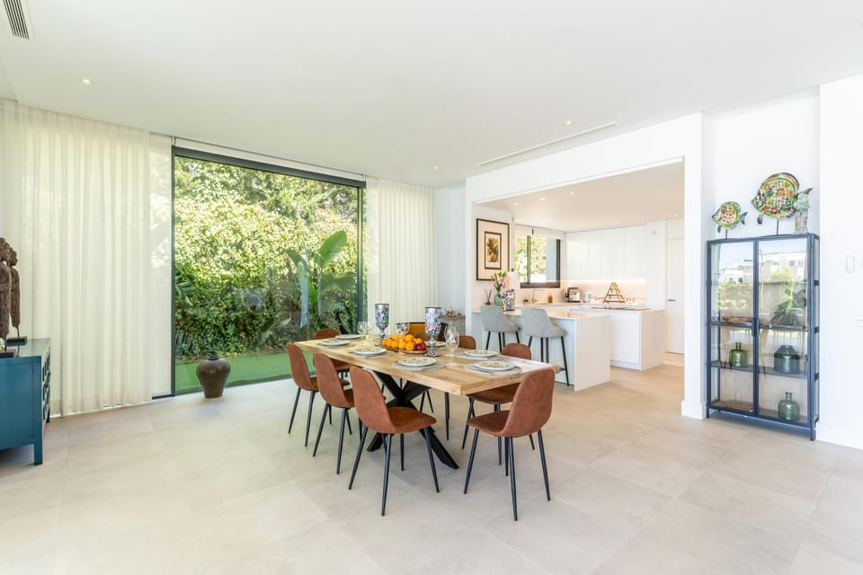 Villa in Cabopino with Infinity Pool and Seaviews Villa in Marbella