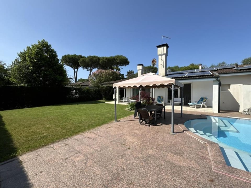 PIOPPI VILLA SINGOLA CON PISCINA Villa in Isola Albarella