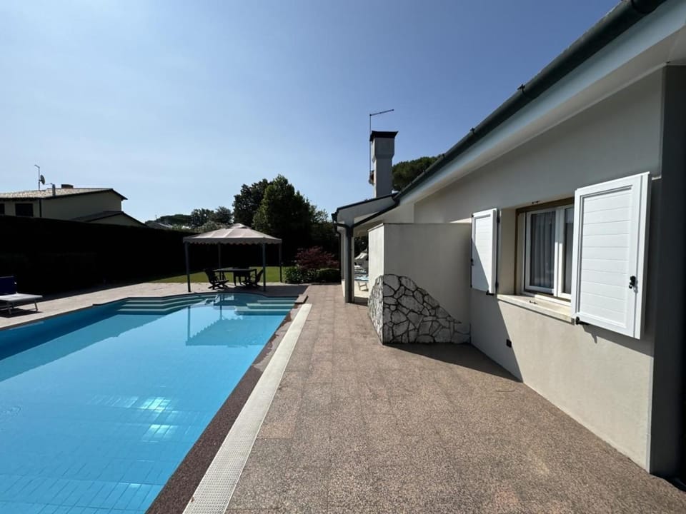 PIOPPI VILLA SINGOLA CON PISCINA Villa in Isola Albarella