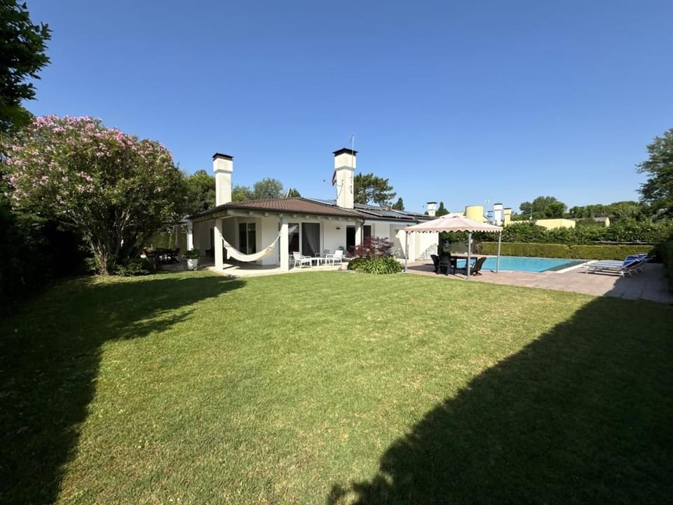 PIOPPI VILLA SINGOLA CON PISCINA Villa in Isola Albarella
