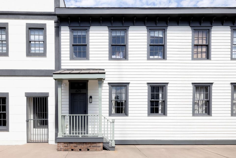 Renovated Townhome Near Forsyth Park Parking House in Savannah
