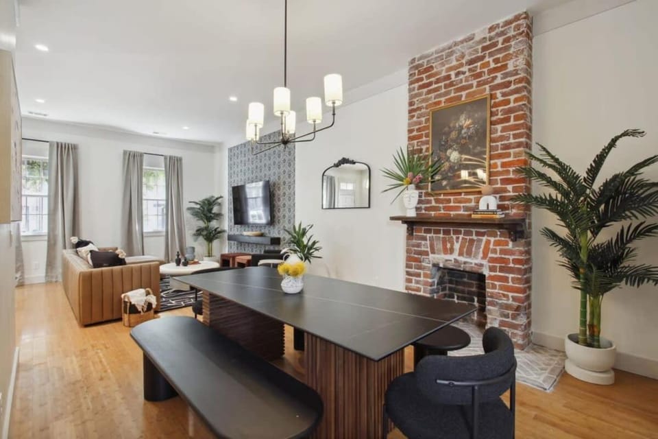 Renovated Townhome Near Forsyth Park Parking House in Savannah