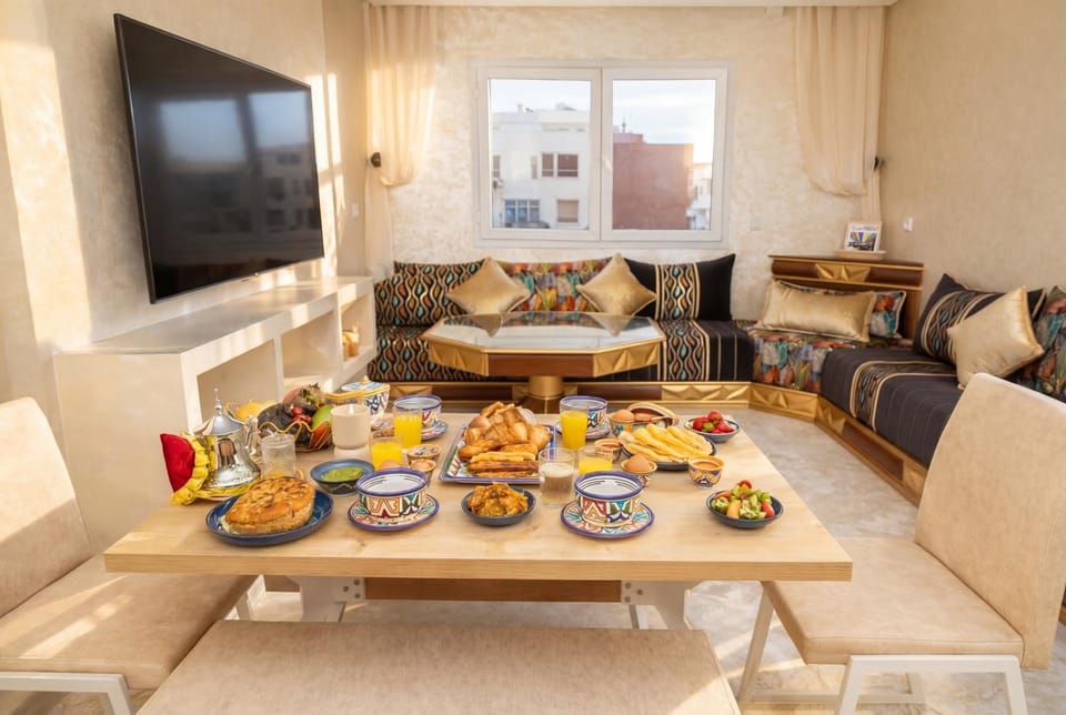 Communal lounge/ TV room, TV and multimedia, Living room, Food and drinks, Seating area, Dining area, Evening entertainment, Food, Breakfast, Continental breakfast, Lunch, Dinner, Drinks, internet, air conditioner