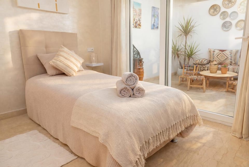 Bed, Photo of the whole room, Bedroom, towels