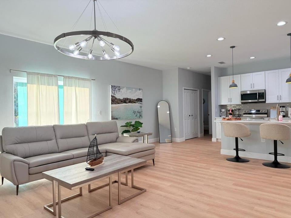 Bright And Spacious 4-2 Home Near Beaches & Dining House in North Port