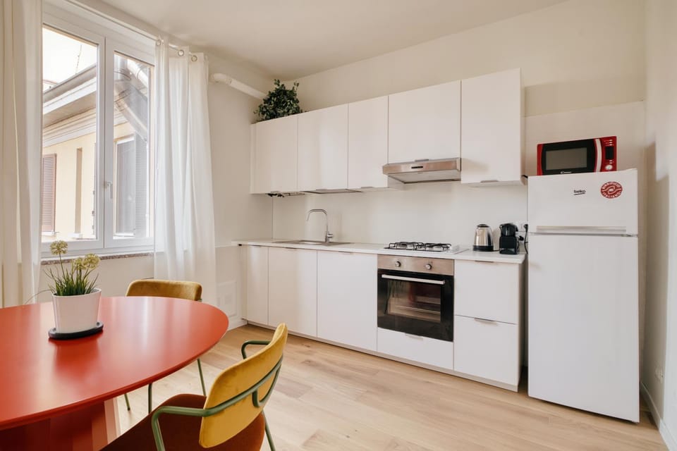 Coffee/tea facilities, Kitchen or kitchenette, Dining area, oven, stove