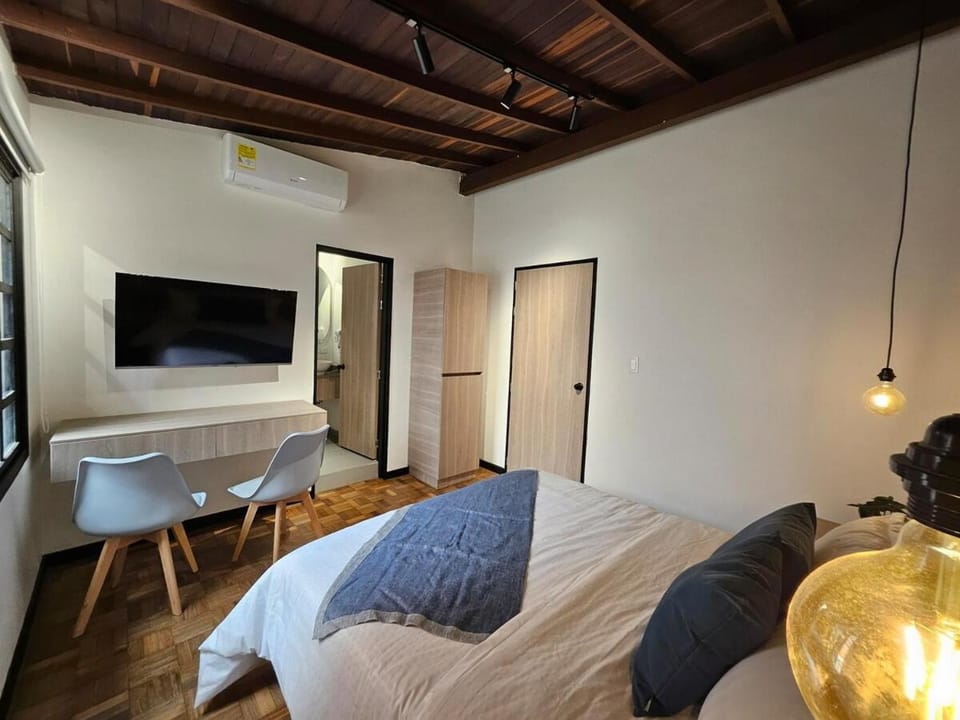 Magic Naranjo House 3BR wAC & jacuzzi in Laureles Apartment in Medellin