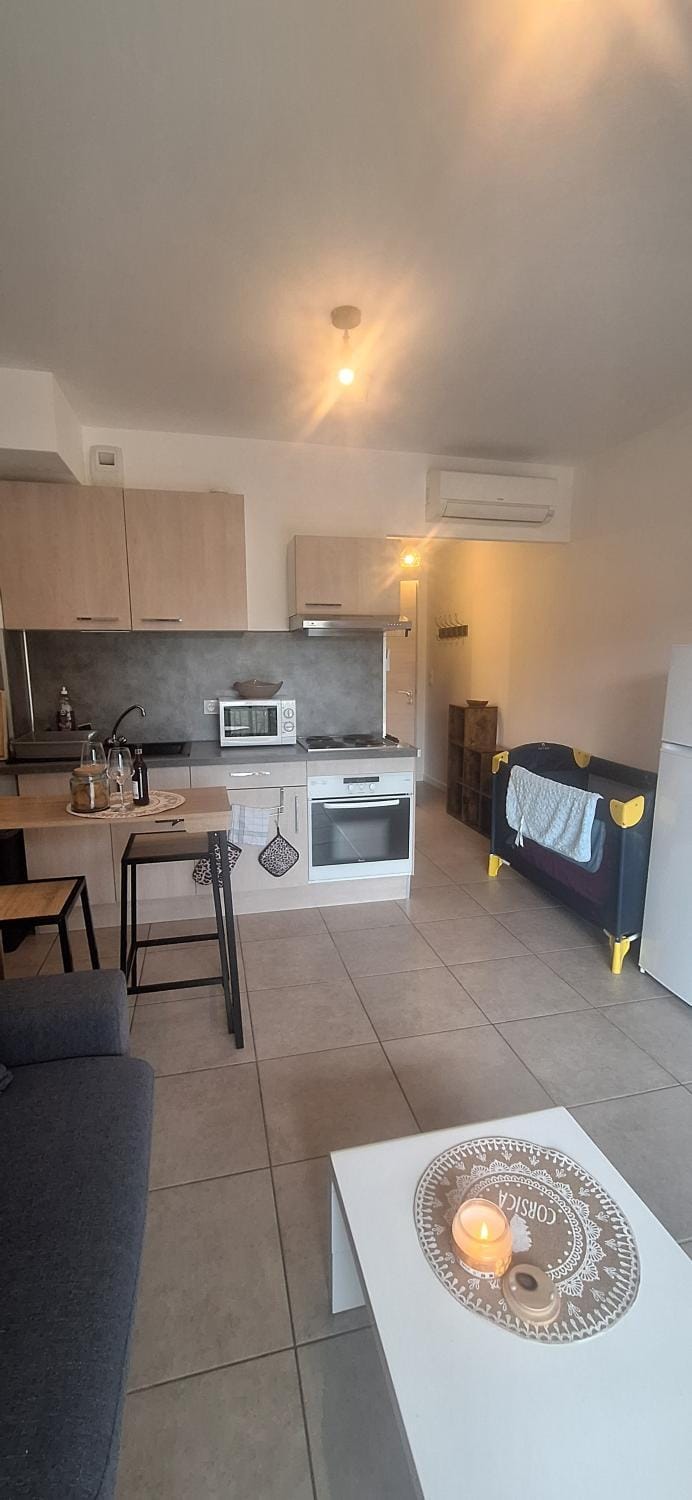 Bed, Kitchen or kitchenette, Seating area, Dining area, oven, stove