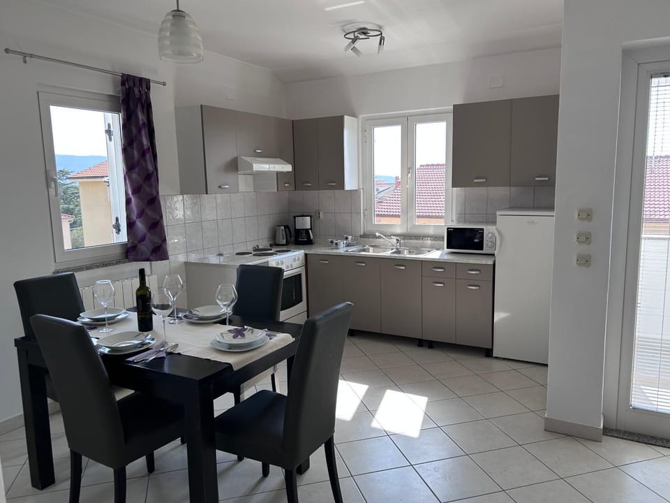 Kitchen or kitchenette, Dining area, oven, stove