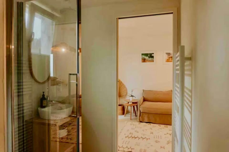 Shower, Bathroom, Internal: Not applicable to any particular room