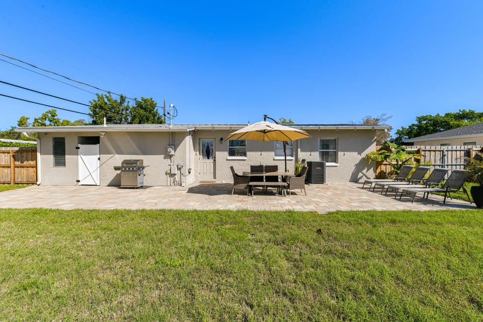 5 Mi to Riverwalk: Bradenton Family Home w/ Yard House in Bayshore Gardens