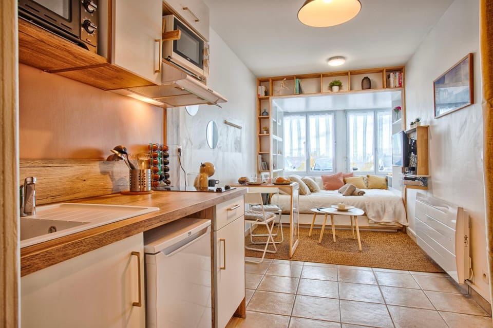 Kitchen or kitchenette, Seating area, Dining area