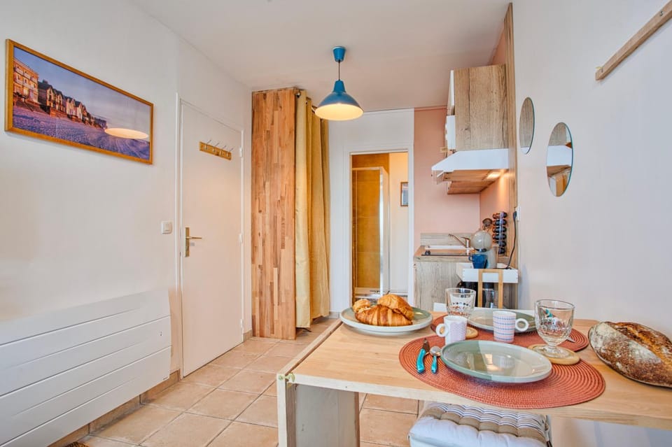Coffee/tea facilities, Dining area, Food, Breakfast