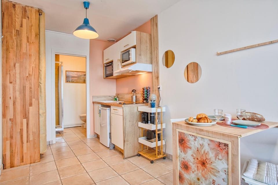 Kitchen or kitchenette, Dining area, stove