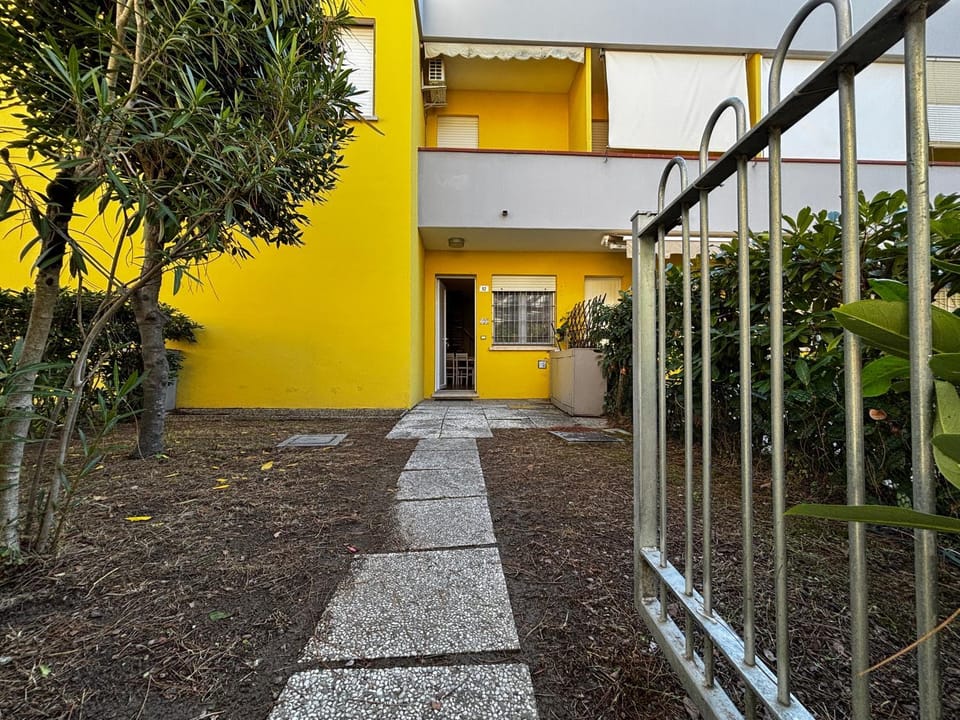 Property building, Facade/entrance, Garden, Garden, Garden view
