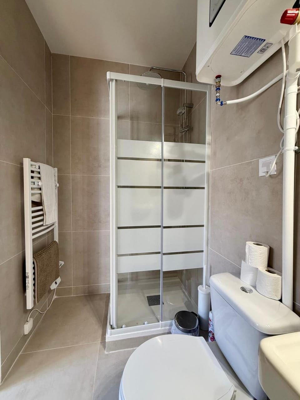 Shower, Toilet, Bathroom, towels