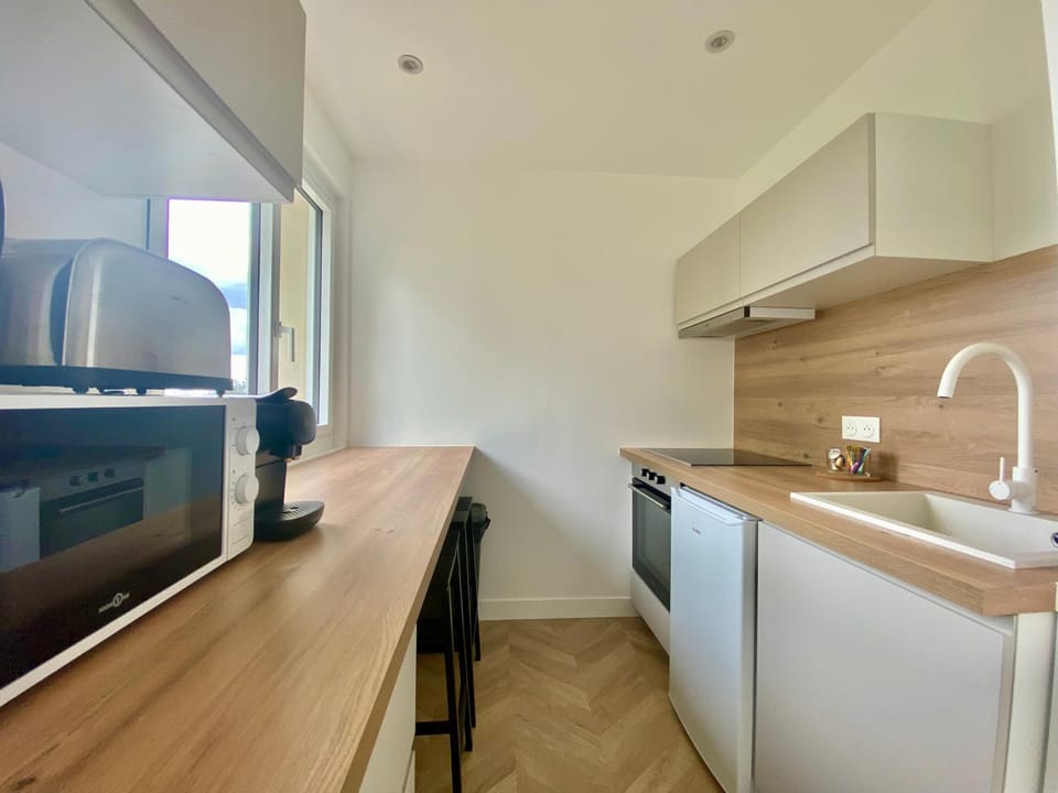 Coffee/tea facilities, Kitchen or kitchenette, microwave, oven, stove, toaster, kitchen