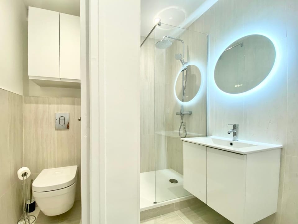 Shower, Toilet, Bathroom, hair dryier, heating, towels
