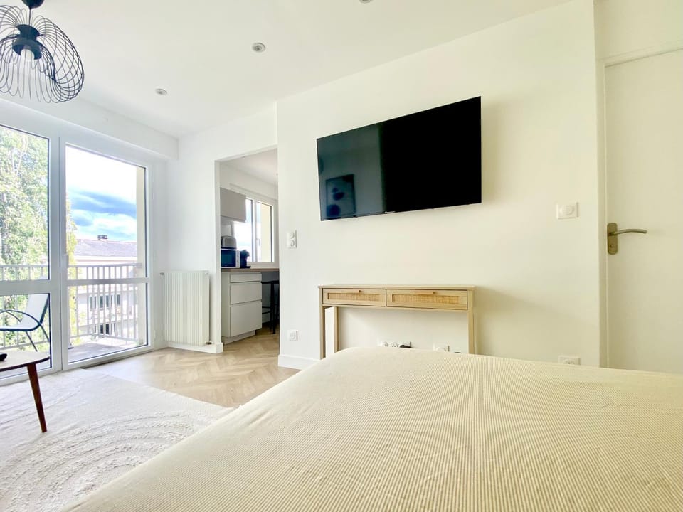 Bed, TV and multimedia, Photo of the whole room, Bedroom, heating, internet