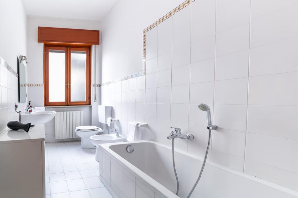 100m to Arena 3BR Luxury Stay Verona Apartment in Verona