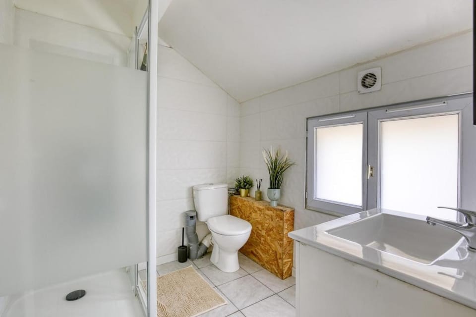 Shower, Toilet, Bathroom