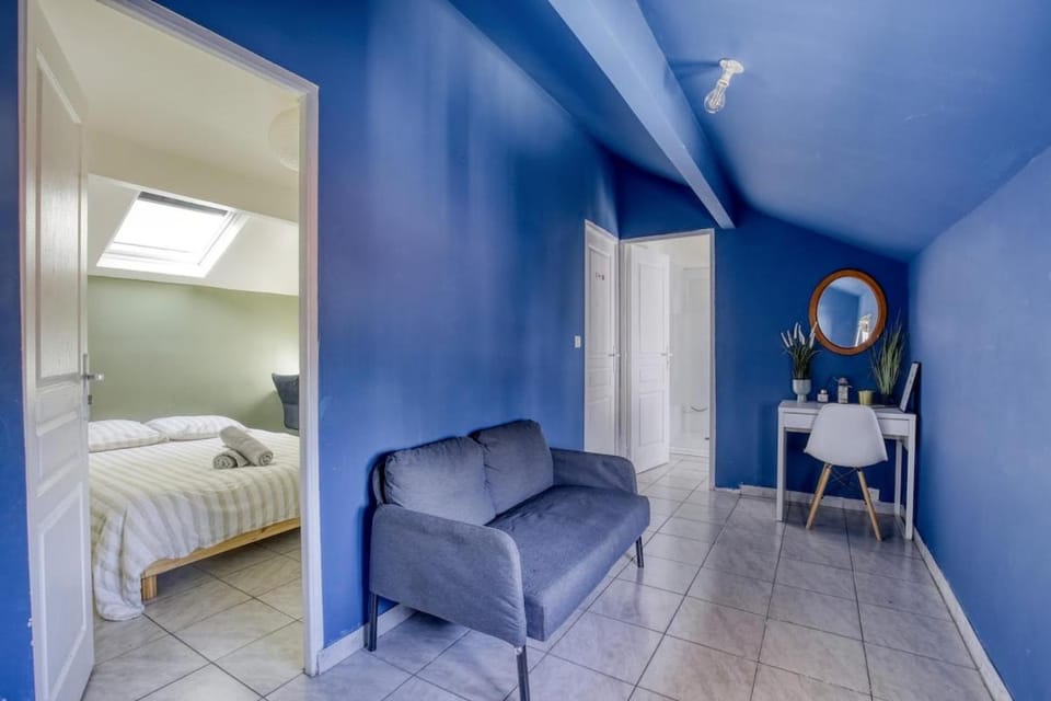 Bed, Living room, Photo of the whole room, Seating area, Bedroom