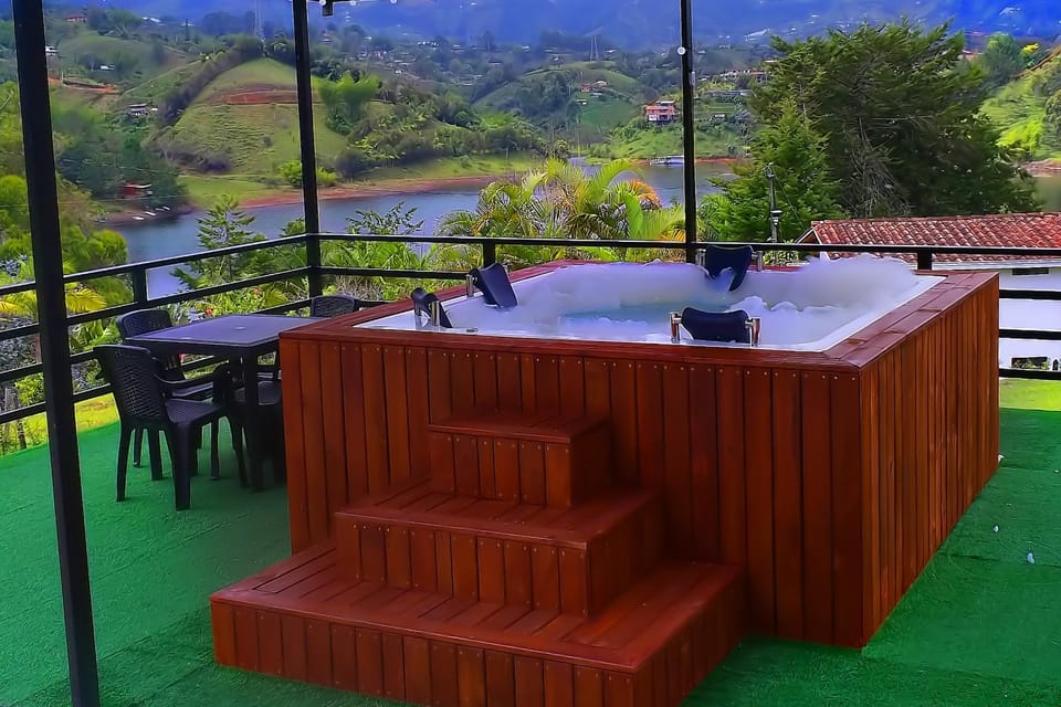 Preciosa Finca con Increíble vista frente al embalse de Guatapé con jacuzzi House in Antioquia