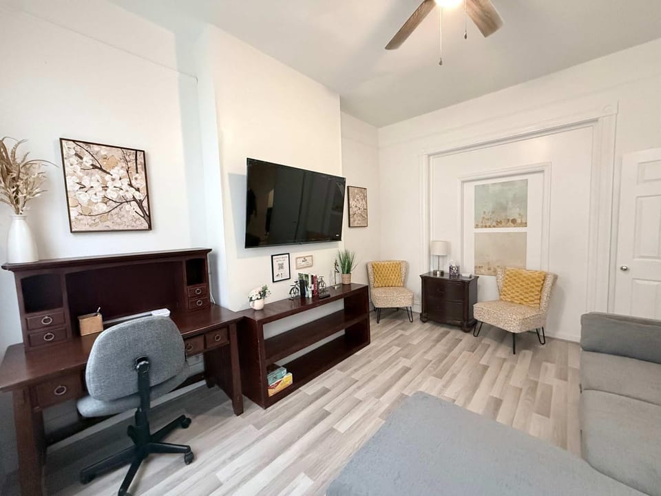 The Fan Comfort Stay near VCU Free Parking Fenced Yard Apartment in Richmond