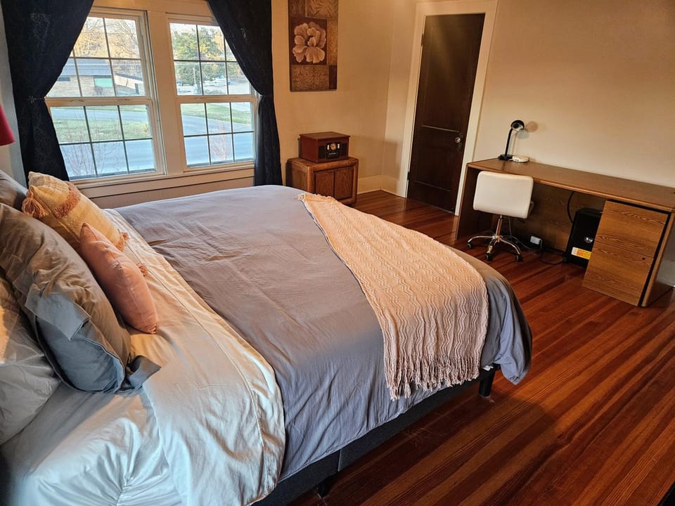 Grand Heritage Home: Steps from Lake Carlsbad House in Carlsbad