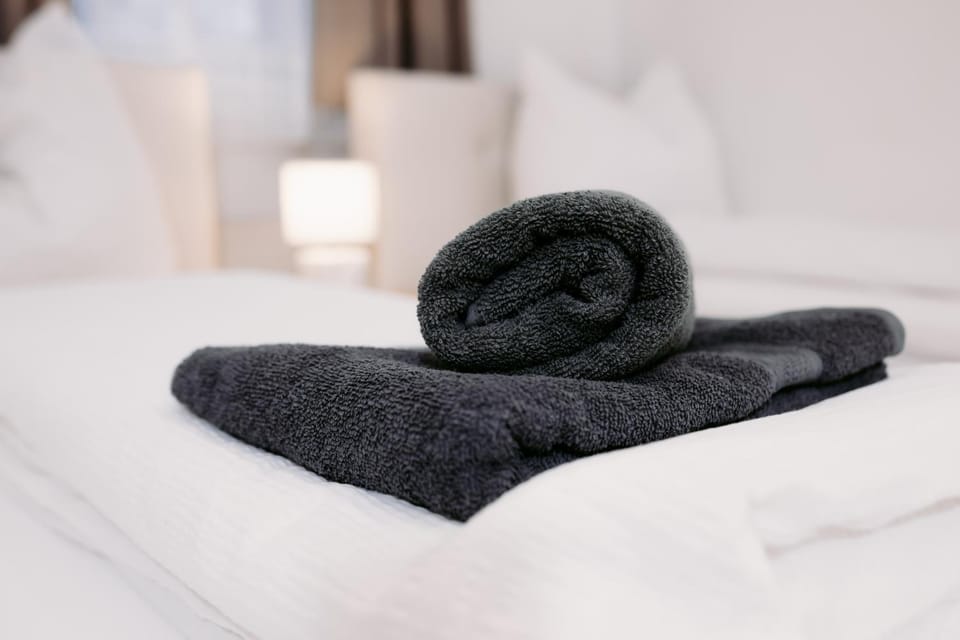 Bed, Bedroom, towels
