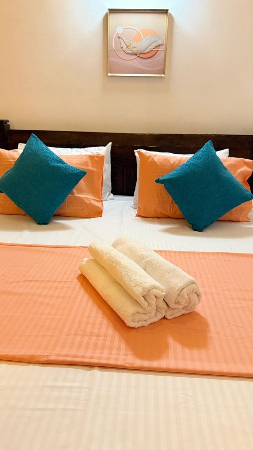 Bed, towels