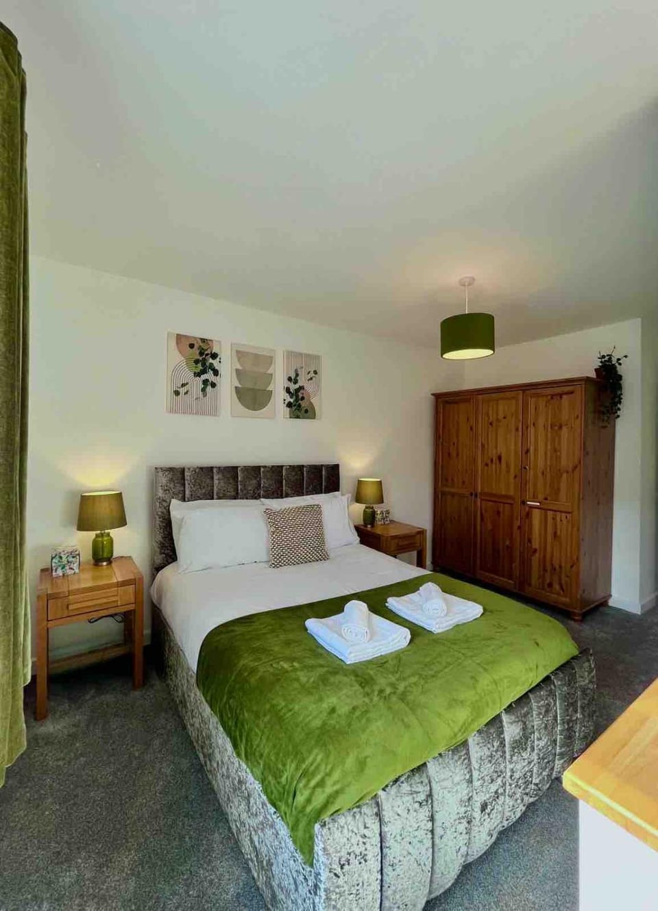 Renovated Home near Salisbury Centre & Nearby Parking House in Salisbury