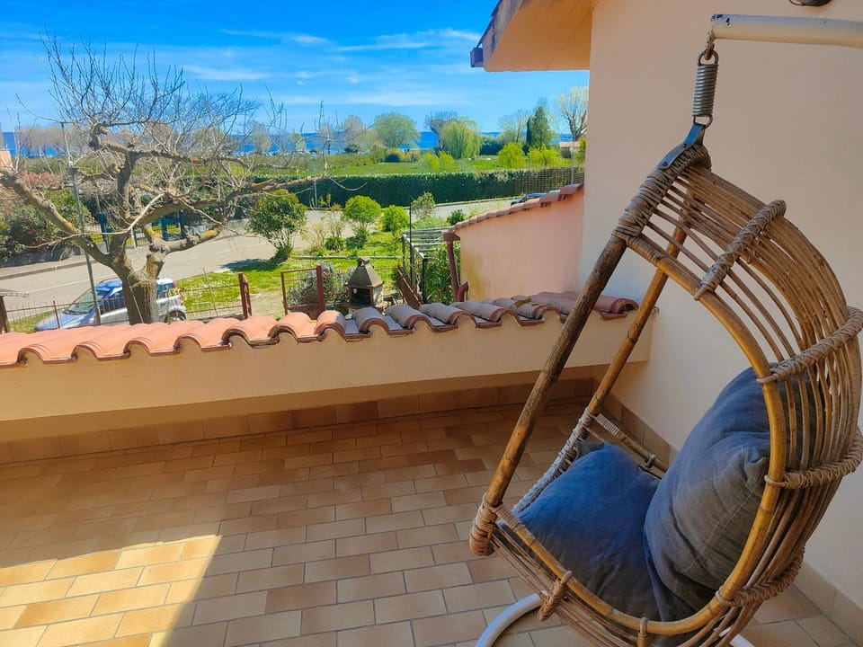 Property building, Balcony/Terrace, Balcony/Terrace, Lake view, Lake view